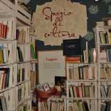 L'ingresso della piccola libreria temporanea Spazio di cultura, con la caratteristica scritta rossa realizzata su un collage di pagine. E' stata aperta per qualche settimana in un locale di strada Palazzo di Citt�